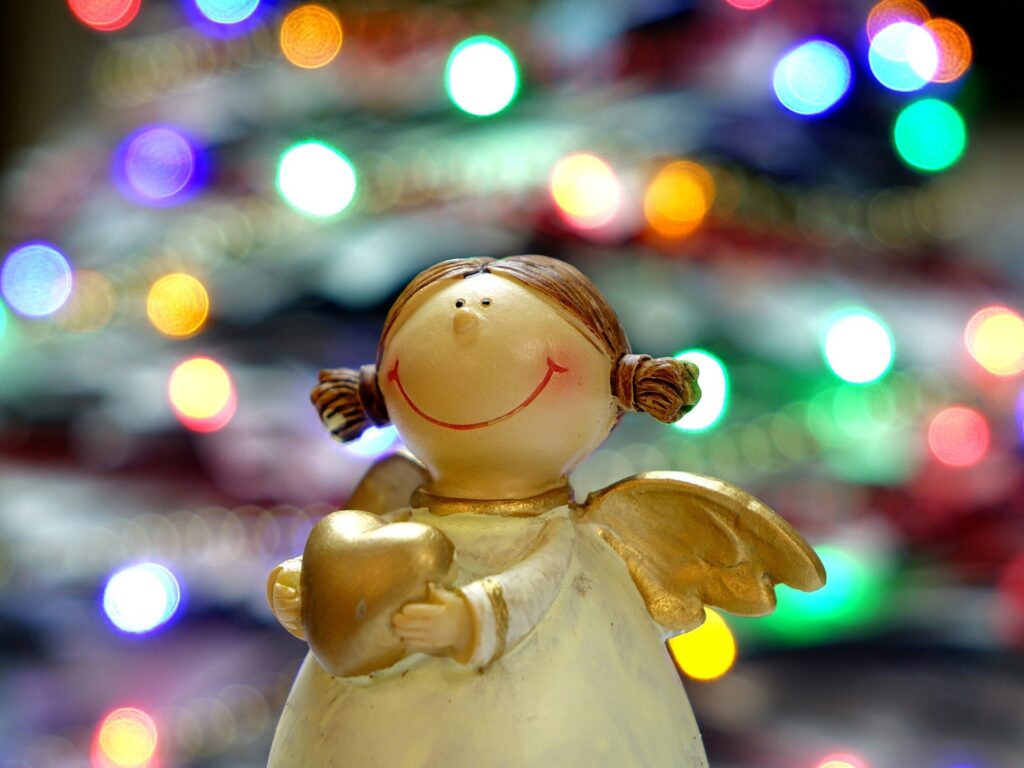 Kerstengel tussen kerstlampjes