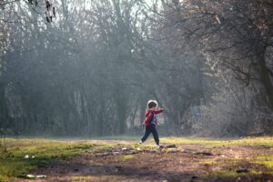 Spelend jongetje in bos met takken