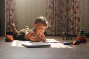kind leest op buik